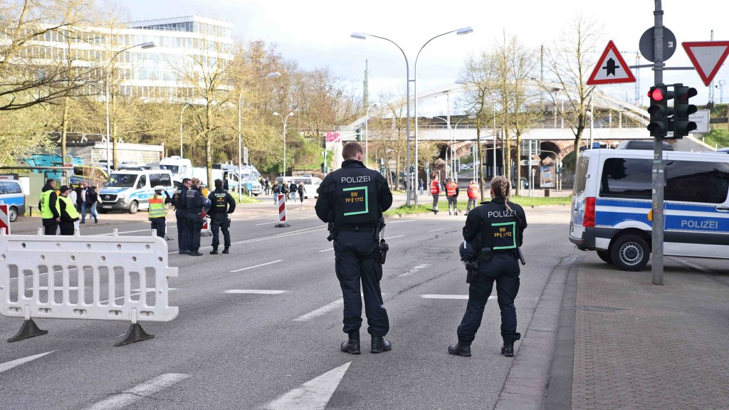 Polizei Kräfte sperren der Camphauser Straße in Saarbrücken