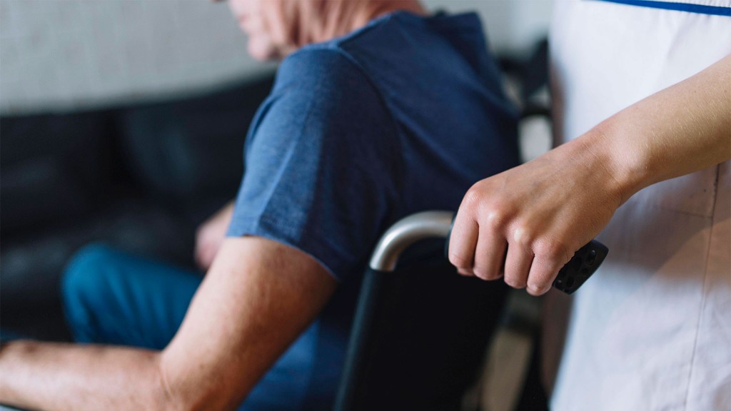 Foto: Mann sitzt auf Rollstuhl im Altersheim