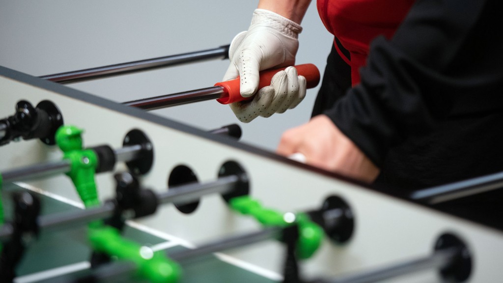 Ein Tischfußball-Profi spielt mit einem Lederhandschuh