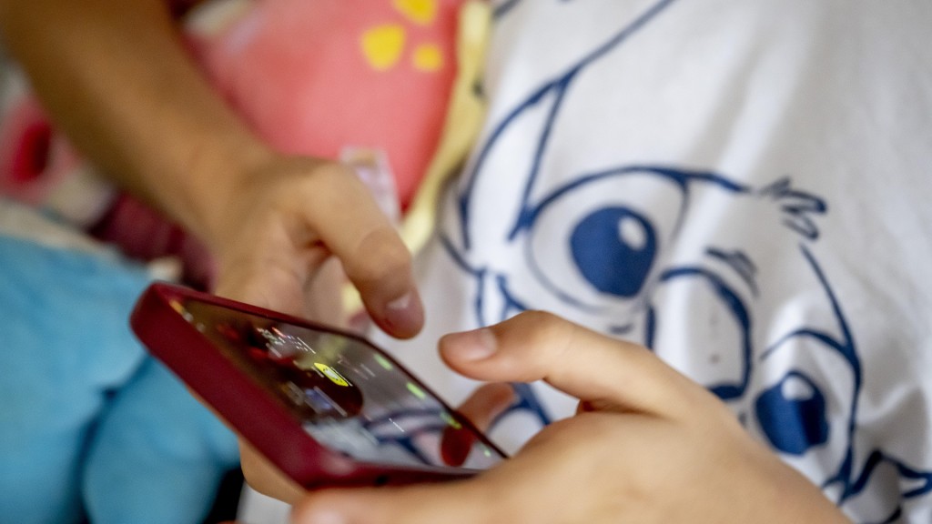 Kind mit einem Smartphone