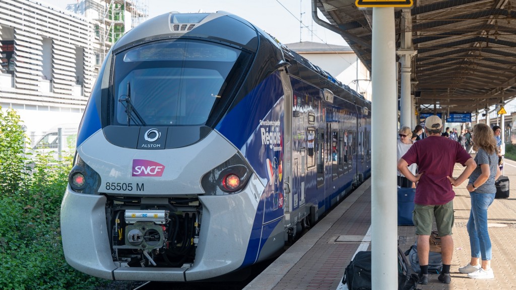 Foto: Ein Régiolis-Regionalzug steht am Trierer Bahnhof