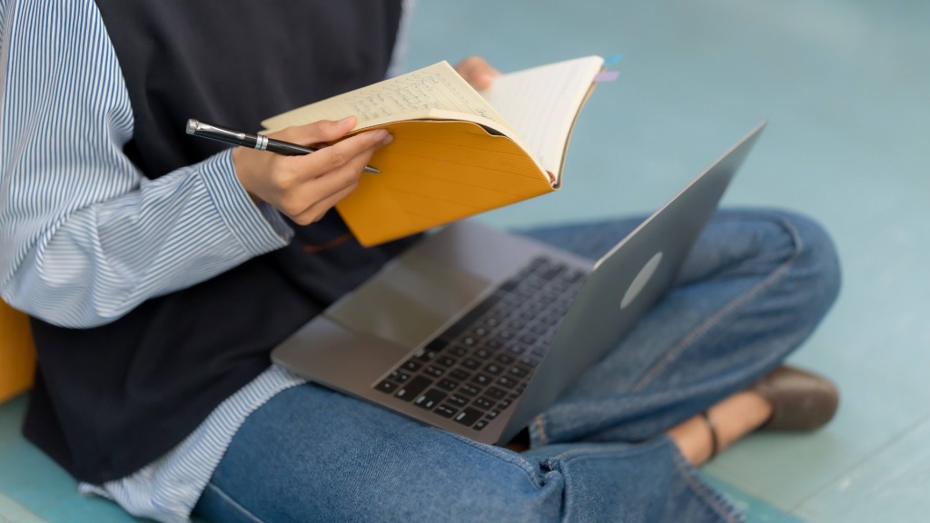 Eine junge Studentin arbeitet an ihrem Laptop