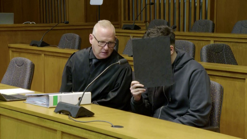 Foto: Der Angeklagte im Völklinger Polizistenmord bei Prozessauftakt vor Gericht