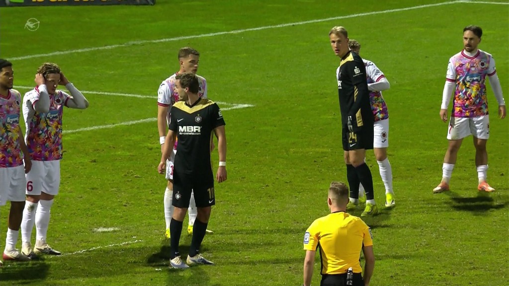 Foto: Spieler der Fußballvereine Aue und Köln auf dem Rasen