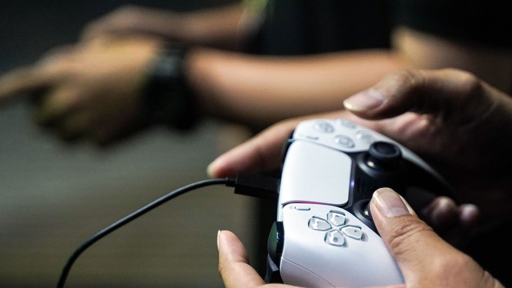 Foto: Jemand spielt mit einem Playstation-Controller
