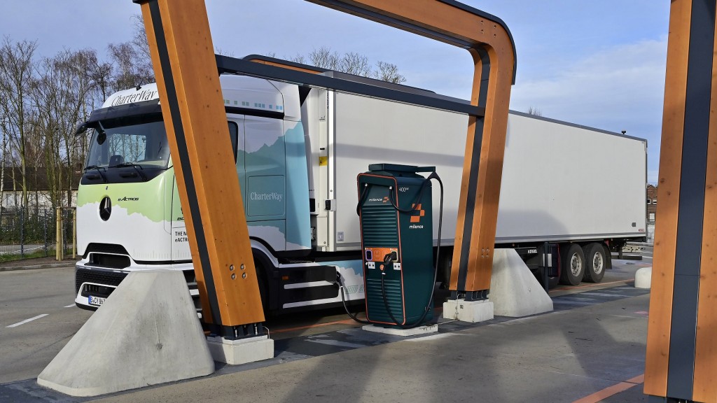 Elektro-Lkw an der Ladestation 