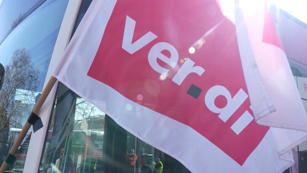 Foto: verdi-Fahne an einem Bus