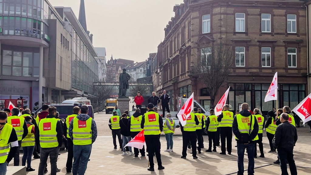 Busfahrer bei einer Streik-Kundgebung auf dem Neunkircher Stummplatz