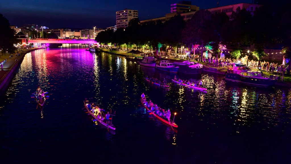 Viele Besucher auf dem Saarspektakel während der Mondscheinfahrt der Drachenboote