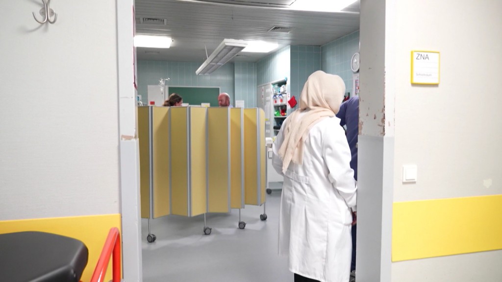 Foto: Eine Frau steht in einem Krankenhaus