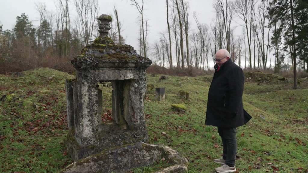 Foto: Bürgermeister vor Ruinen eines französischen Dorfs