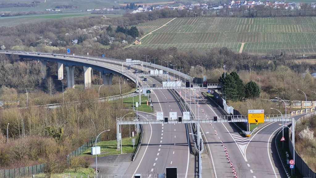 Blick auf die Moselbrücke in Höhe Perl, Autobahn A8
