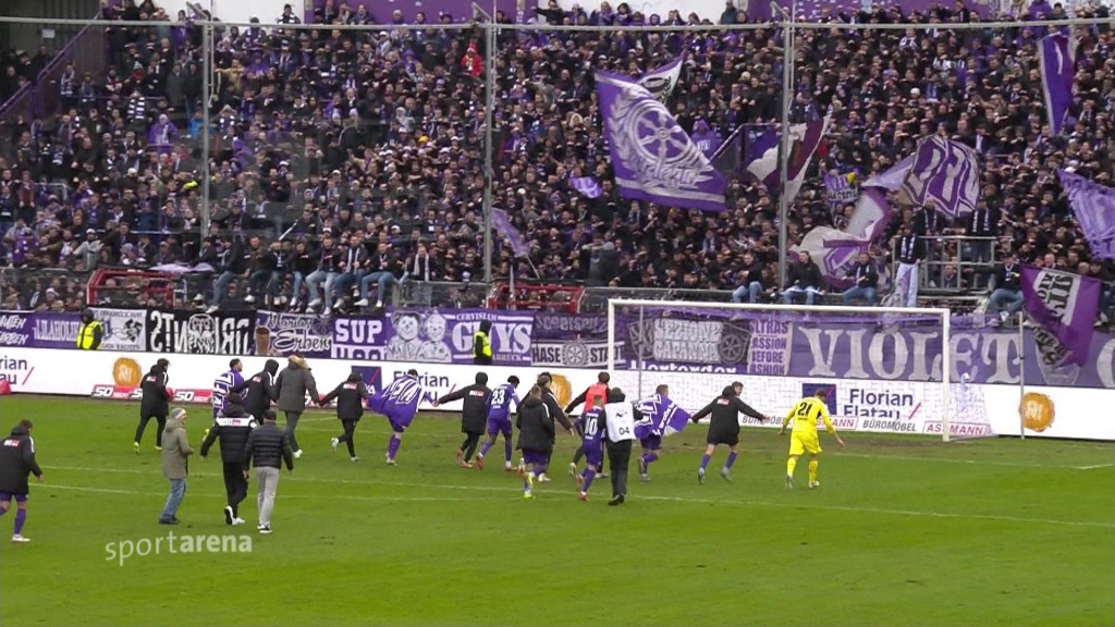Foto: Spieler des Vfl Osnabrück beim Jubeln vor der Farnkurve