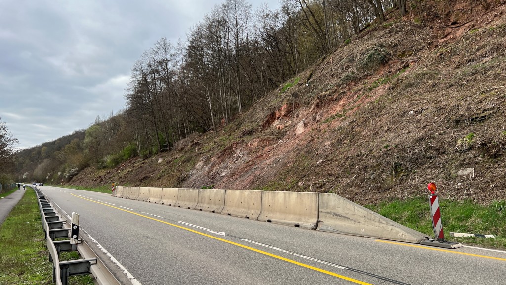 Hangrutsch auf der B51 zwischen Völklingen und Bous