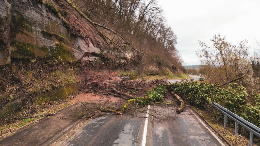 Foto: Sperrung auf der L170 Wallerfangen Dillingen wegen Hangrutsch
