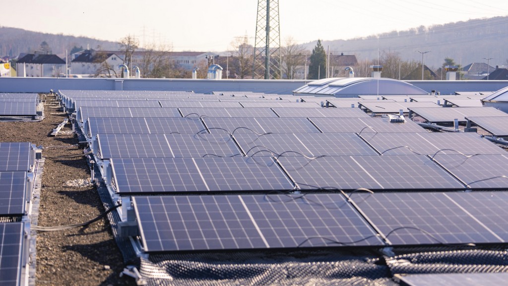 Photovoltaik. Ansicht einer Dachinstallation mit Solarpanelen auf einem Gebäude