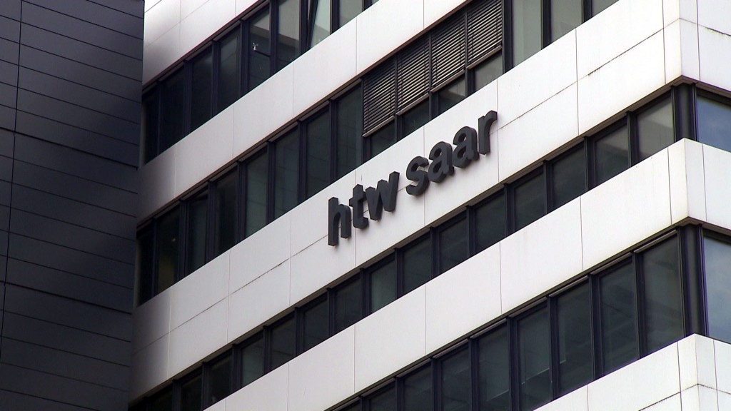 Schriftzug der htw saar am Gebäude