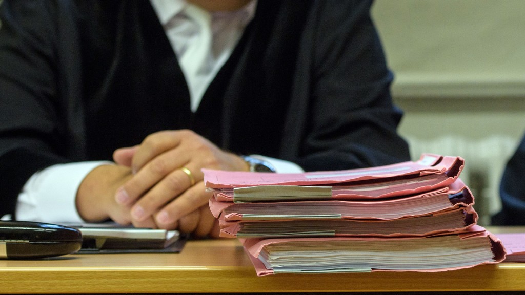 Foto: Symbolbild: ein Richter sitzt hinter einem Stapel Aktenmappen
