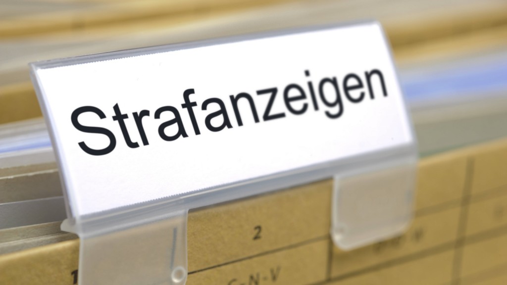 Foto: Ein Ablageordner ist beschriftet mit dem Aufdruck Strafanzeigen.