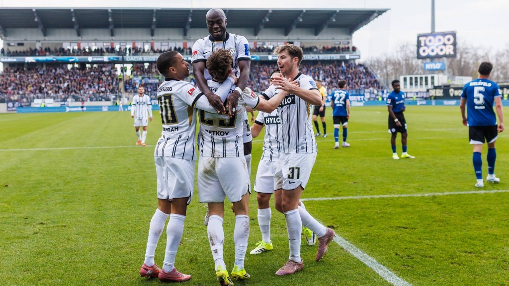 Lukas Petkov (SV 07 Elversberg) bejubelt den Treffer zum 2:0 mit Jan Gyamerah (SV 07 Elversberg), Amara Conde (SV 07 Elversberg), Maximilian Rohr (SV 07 Elversberg), 