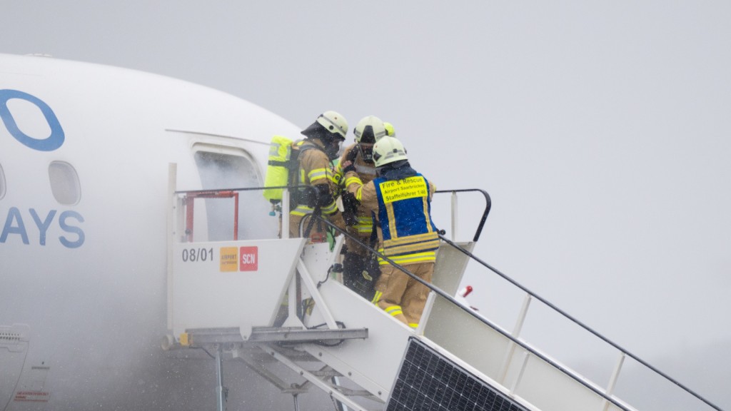 Einsatzkräfte üben ein Notfallszenario am Saarbrücker Flughafen