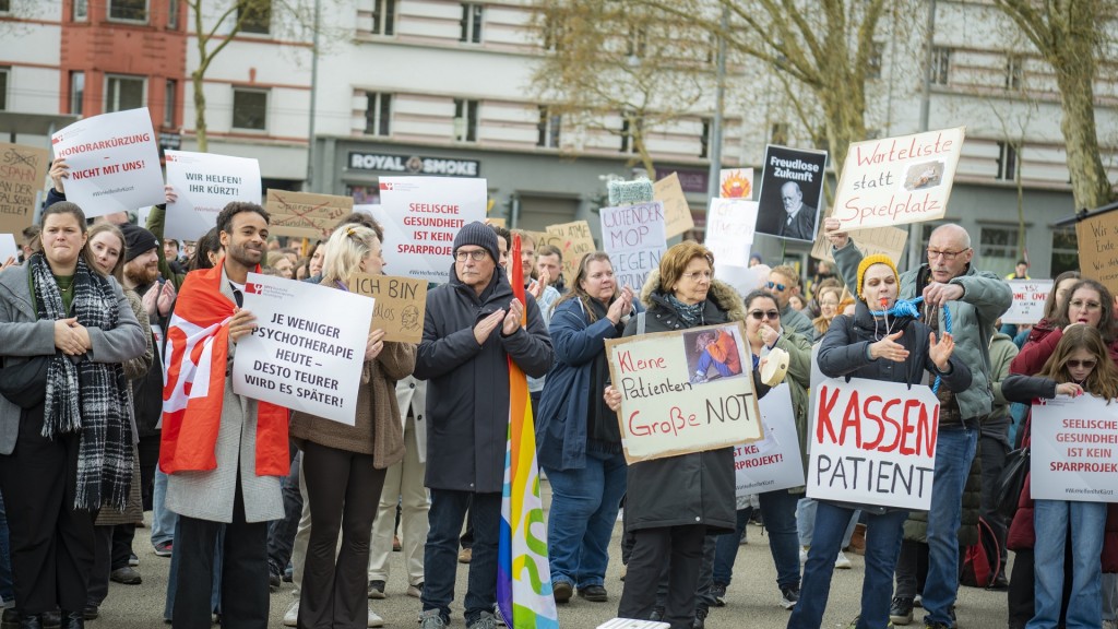 Protest in Saarbrücken gegen geplante Honorarkürzung für ambulante Psychotherapie.
