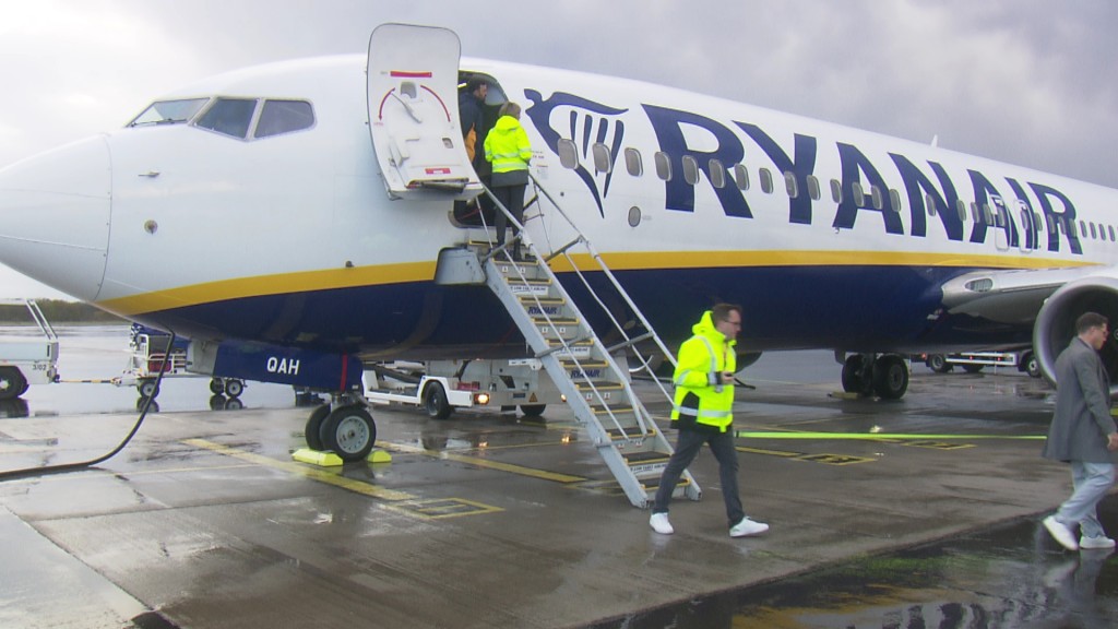 Flughafen Saarbrücken-Ensheim. Eine Ryanair-Maschine steht auf dem Vorfeld