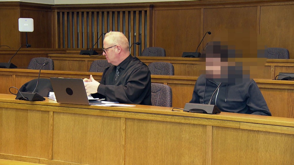 Foto: Der Angeklagte im Fall des erschossenen Polizisten in Völklingen sitzt neben seinem Verteidiger vor Gericht