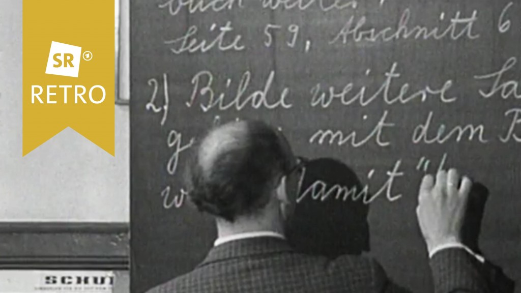 Lehrer schreibt an Tafel in der Schule