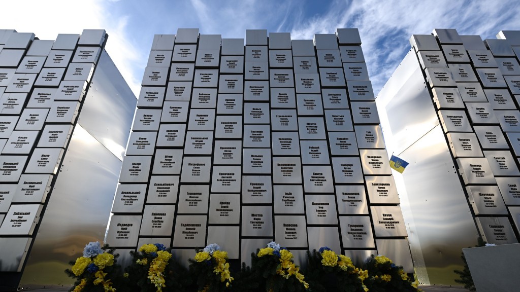 Foto: Blick auf die Gedenkmauer in Butscha.