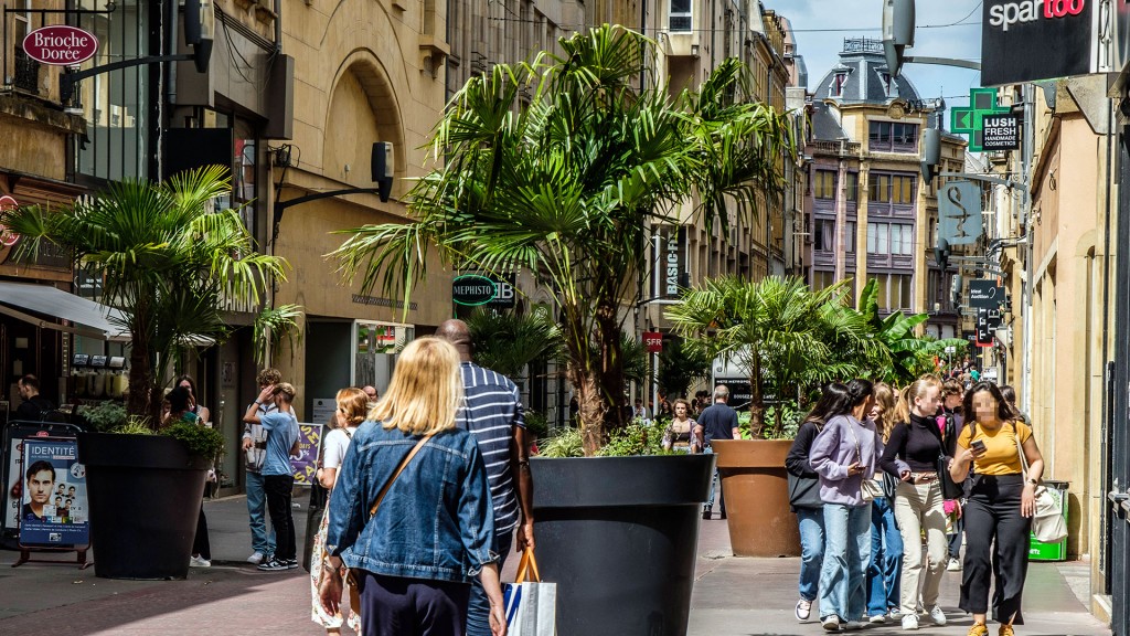Foto: Frau läuft in Einkaufsstraße