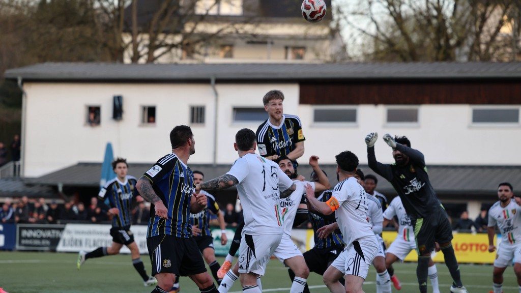 Joel Bichsel vom 1. FC Saarbrücken erzielt in der Partie gegen den FC Kandil Saarbrücken den Führungstreffer zum 1:0.