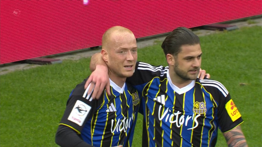 Foto: FCS-Spieler Sebastian Vasiliadis und Dominic Baumann feiern Tor