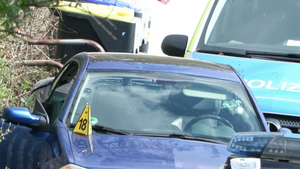 Foto: Tatort nach Schüssen auf flüchtiges Fahrzeug