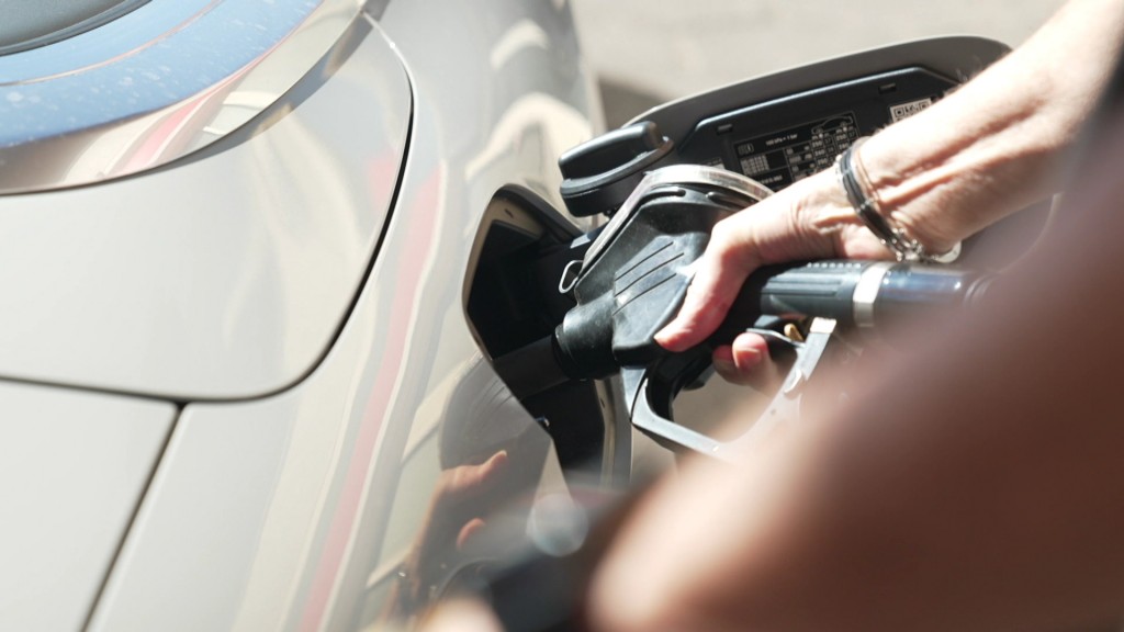 Foto: Symbolbild - Mann tankt Auto