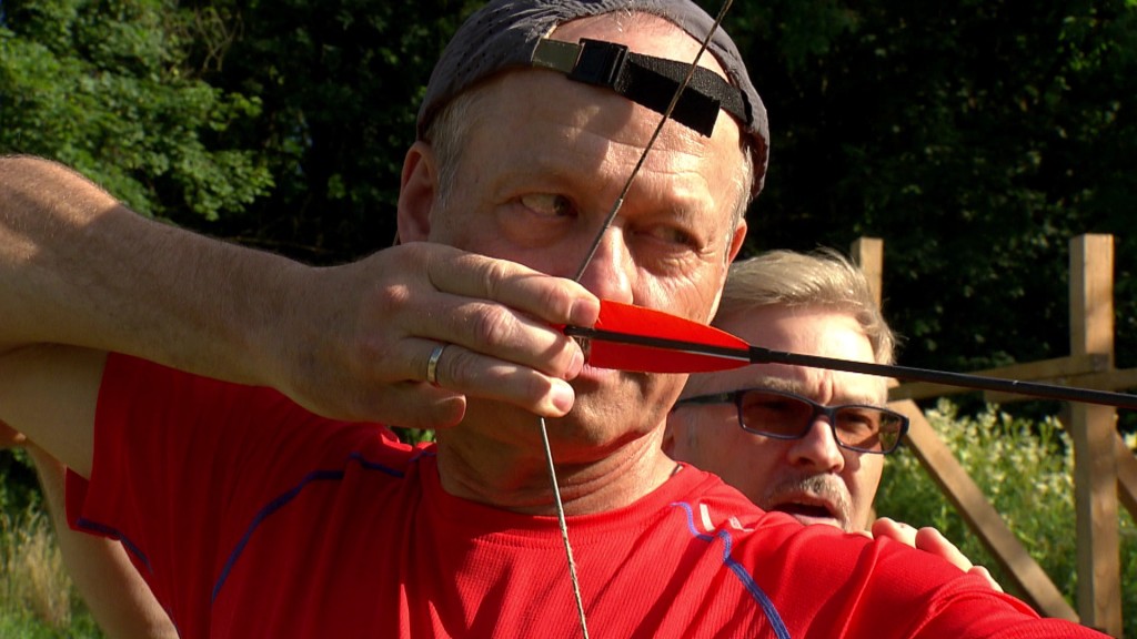 Foto: Mann beim Bogenschießen