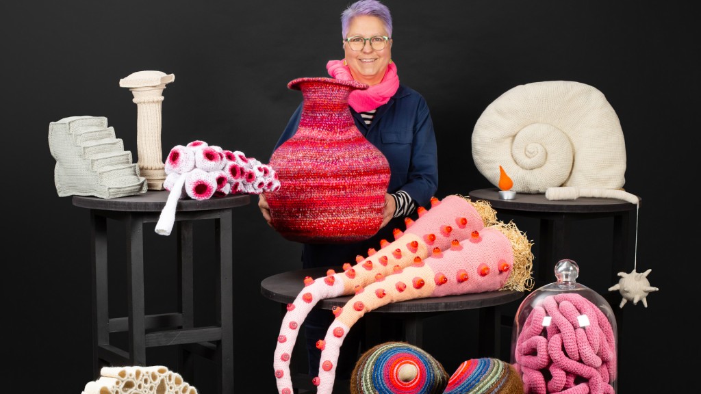 Katharina Krenkel inmitten ihrer Kunstwerke