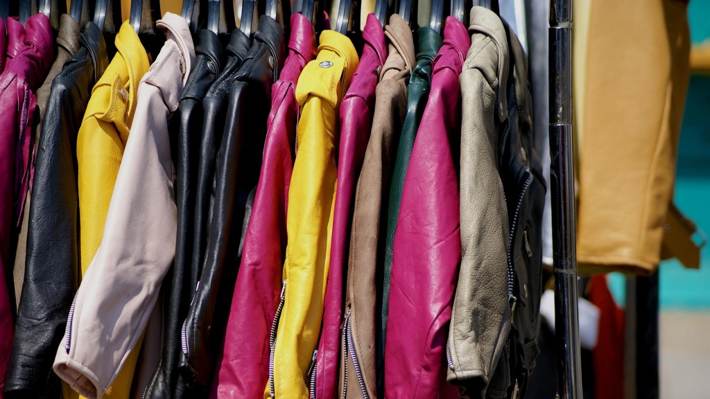 Verschiedene Jacken auf einer Kleiderstange