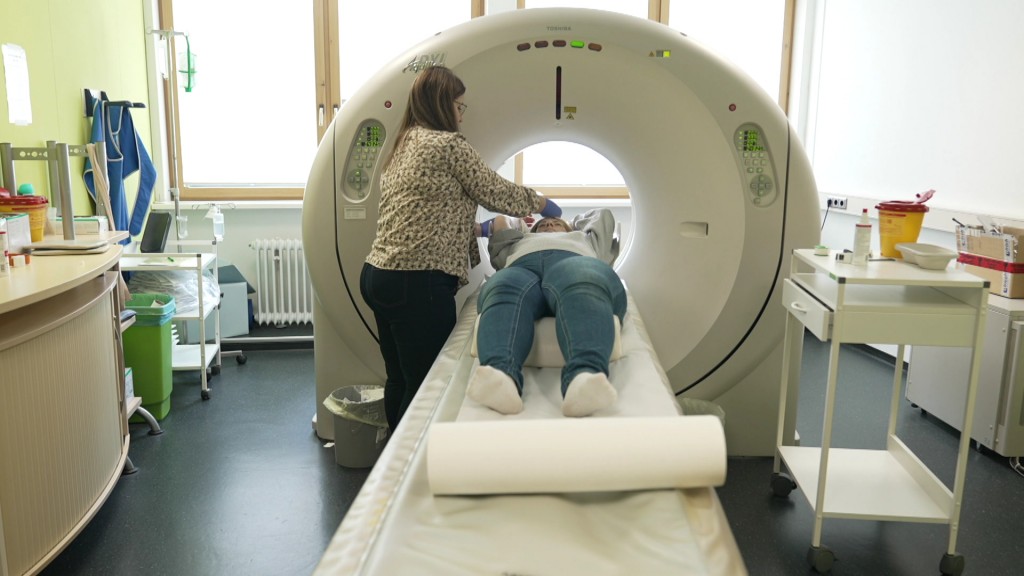 Foto: Eine Patientin in einem MRT