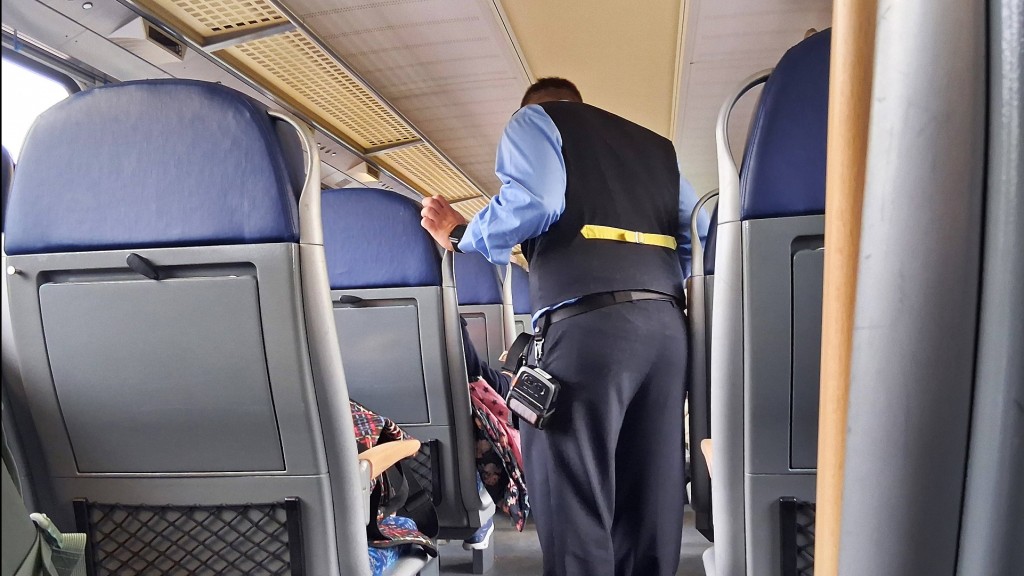 Zugbegleiter bei der Fahrscheinkontrolle