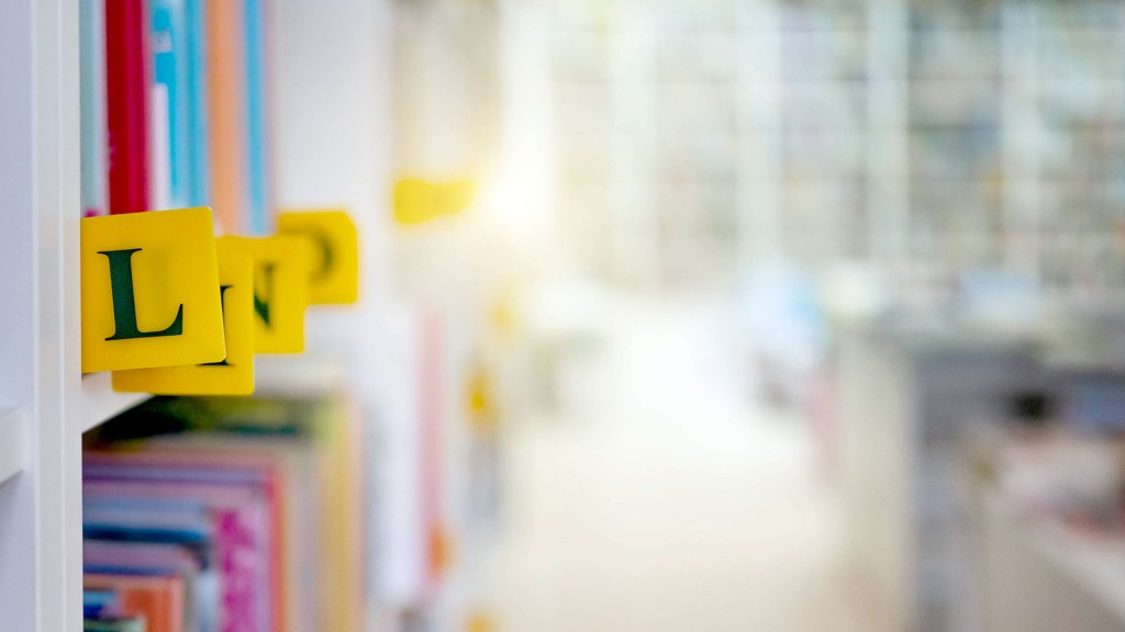 Bücherregale in einer Bücherei