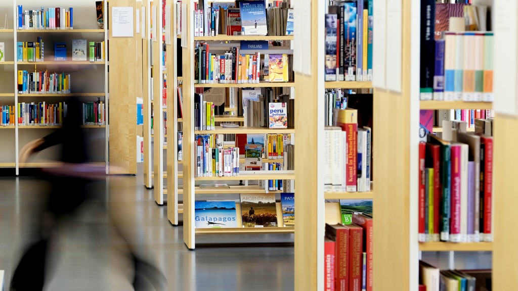 Frau läuft in Bücherei