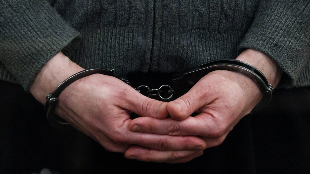 Foto: Hände in Handschellen