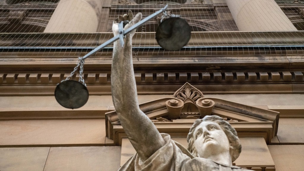 Justitia vor einem Gericht