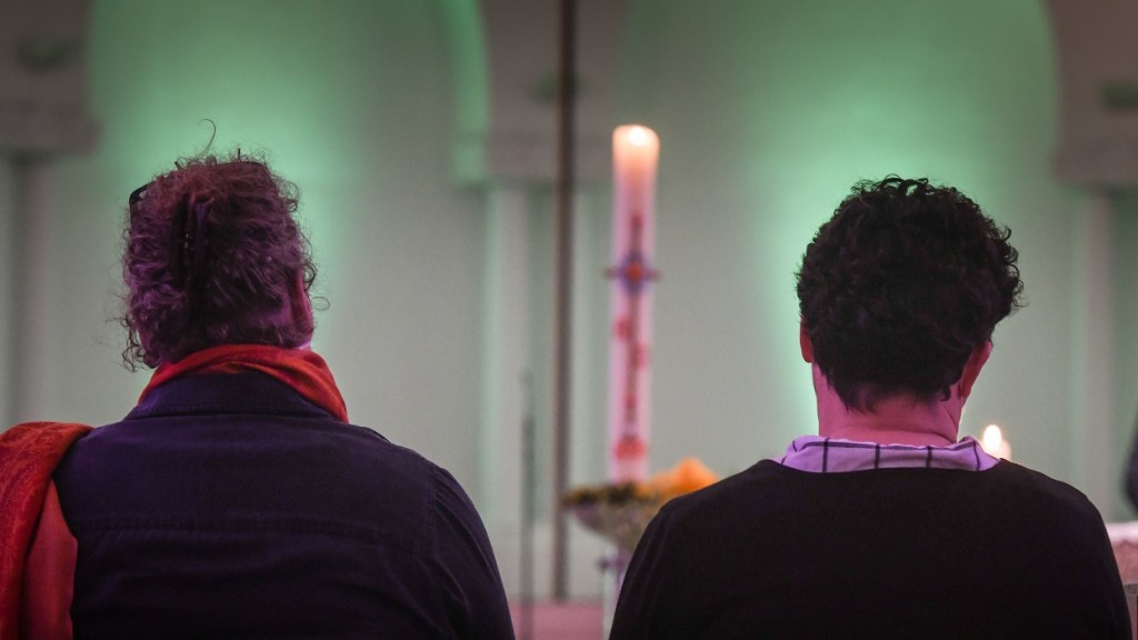 Schwules Paar in einer Kirche