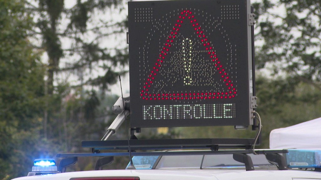 Foto: Polizisten kontrollieren den Grenzverkehr