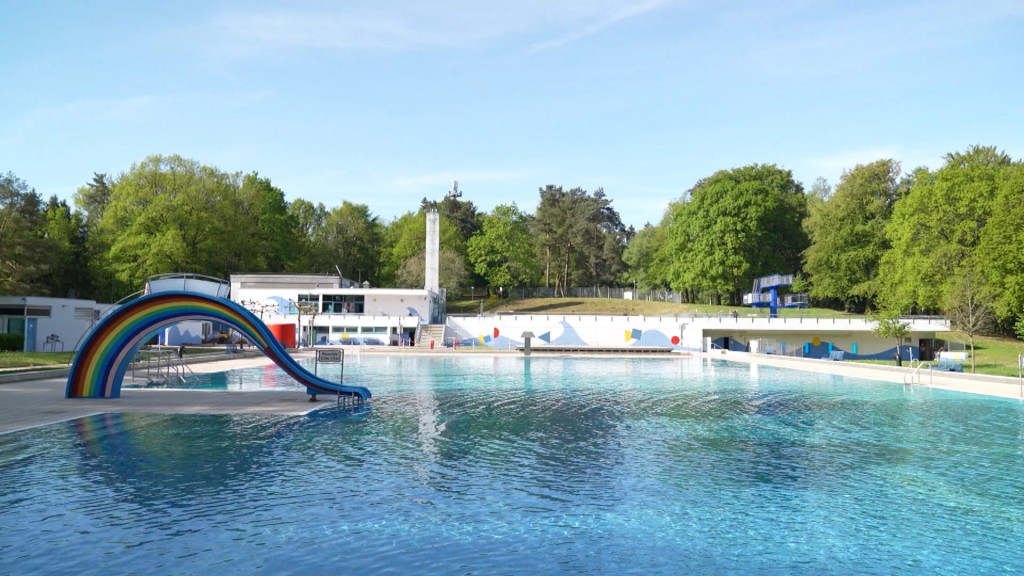 Foto: Blick über den menschenlehren Schwimmbereich des Schmelzer Freibads