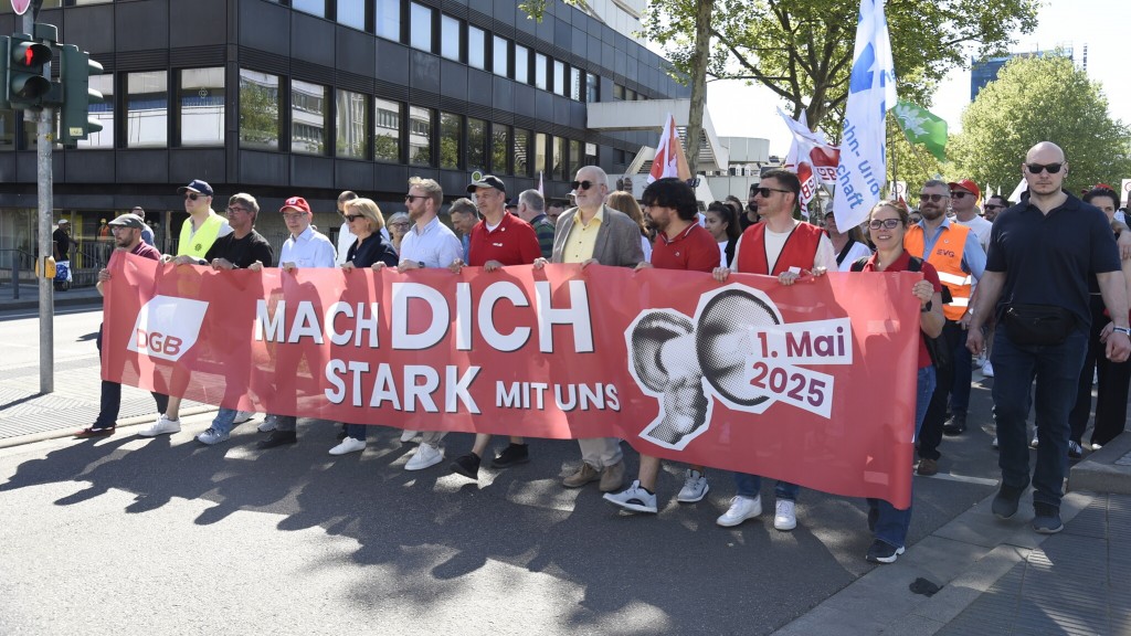 Foto: Am Tag der Arbeit demonstrieren Menschen in Saarbrücken für Arbeitnehmerrechte.
