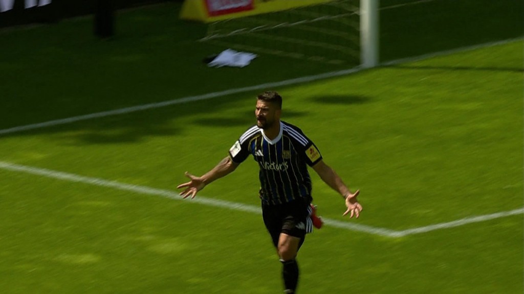 Kai Brünker (1. FC Saarbrücken) beim Spiel gegen SV Waldhof Mannheim 