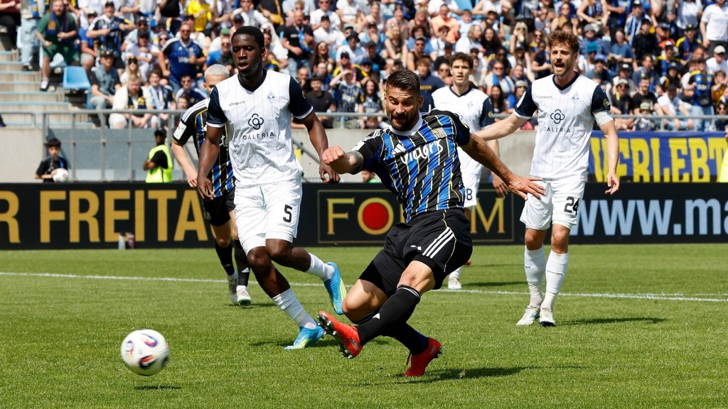 Kai Brünker (1. FC Saarbrücken, Mitte) beim Spiel gegen SV Waldhof Mannheim am 02.05.2026